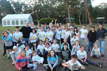 קר בחוץ וחם בלב. תמונה קבוצתית במחנה החורף באוסטרליה הרחוקה. צילום: יגאל ניסל, שליח קקל באוסטרליה