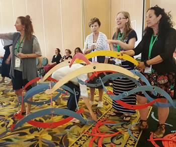 נהנים במהלך פעילות חינוכית שהעביר צוות המחלקה הפדגוגית של קקל. צילום: אדוה קימפלפלד. קקל