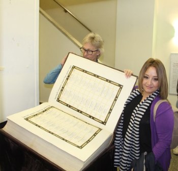 נותנים כבוד לספרי הכבוד. צילום: יואב דביר