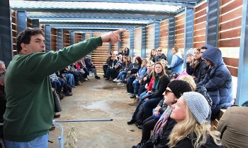 חברי המשלחת במסתור בראש ציפור. צילום: יואב דביר
