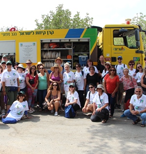 מבינים את מורכבות החיים לצד הרצועה. המחנכים עם כבאית קקל. צילום: יואב דביר