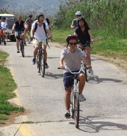 תלמידים מבריסל מדוושים בחולה. צילום: יואב דביר