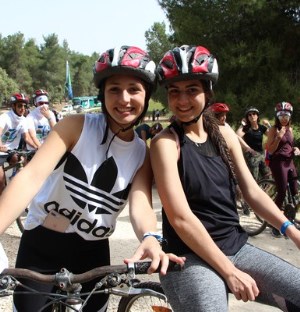 תלמידות מפנמה סיטי רוכבות ביער בן שמן. מסלול מאתגר. צילום: יואב דביר