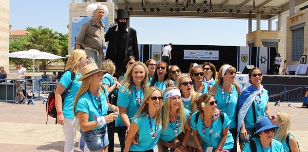 חוגגים עצמאות בכיכר ספרא בירושלים עם הרצל ובן גוריון. מצעד החיים 2018. צילום: יואב דביר