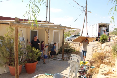 משפחה חדשה עוברת למרחב עם. צילום: יואב דביר