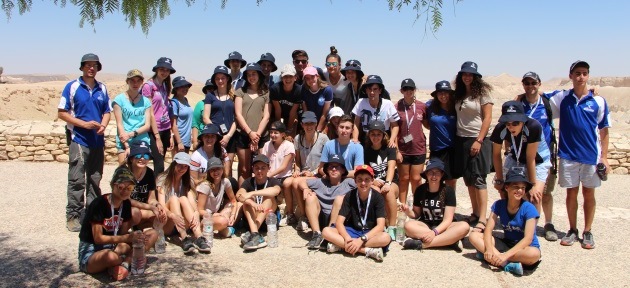 חברי המשלחת האוסטרלית משקיפים על נחל צין. צילום: יואב דביר