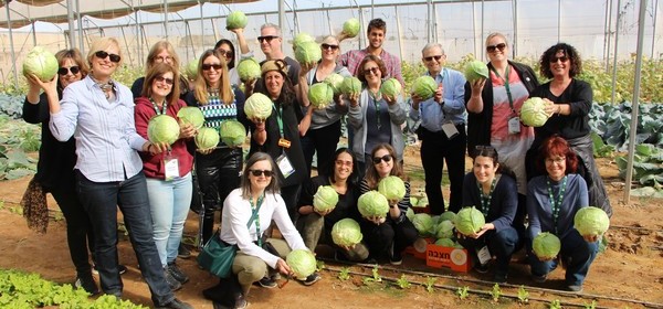 המטרה: להפוך את ביקור המשלחת למסורת. בתמונה: המורים בחוות בין השיטין בערבה. צילום: יואב דביר