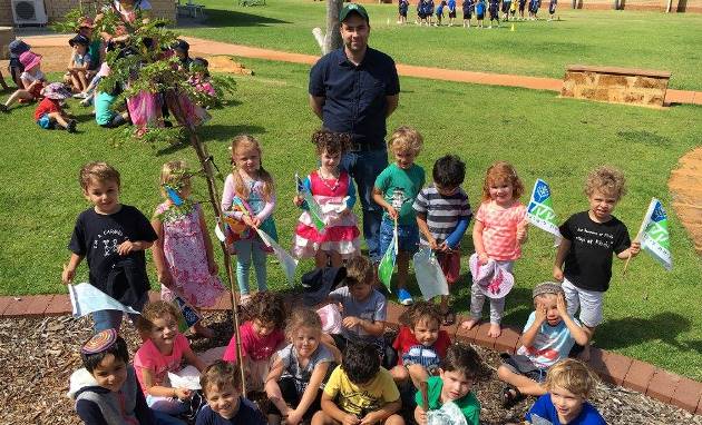 ילדי הגן בפרת' עם העץ שזה עתה נטעו. צילום: ניקי לייב