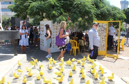 בכיכר החטופים. צילום: יואב לין, ארכיון הצילומים של קקל