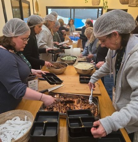 משתתפים בפעילות בישול התנדבותית. צילום: יואב לין, ארכיון הצילומים של קקל