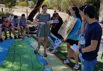 איך מתמודדים עם בעיות מים בארץ מדברית? פעילות קקל במחנה נוער אוסטרלי. צילום: שי ישראל