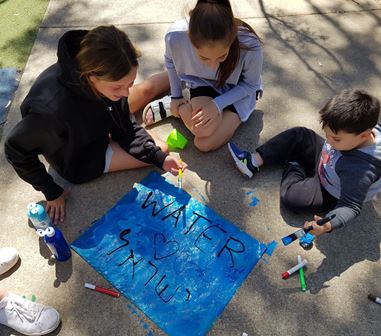 אוהבים את ישראל ואת המים שלה. צילום: שי ישראל