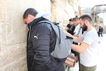 מרגש! תפילה אישית בכותל. צילום: יואב לין