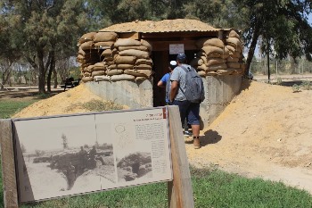 הסיור בבית אשל. צילום: לינור שאוליאןאחרי הסיפור מסיירים במצפה. צילום: לינור שאוליאן