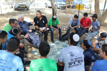 קשה למצות את ההיסטוריה בשעה וחצי. זאב מספר לנערים את סיפורו של בית אשל. צילום: לינור שאוליאן