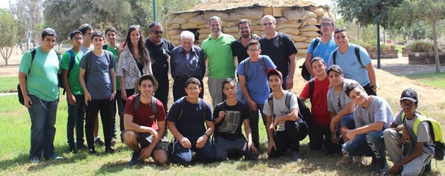 תמונה קבוצתית בבית אשל: זאב (עומד באמצע), תלמידי ביס אמית ונציגי קקל. צילום: לינור שאוליאן