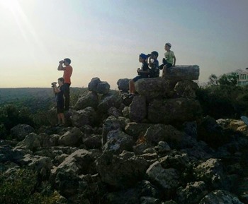 הילדים יוצאים לתצפת עם המשקפות. צילום: יאיר פישמןהילדים יוצאים לתצפת עם המשקפות. צילום: יאיר פישמן