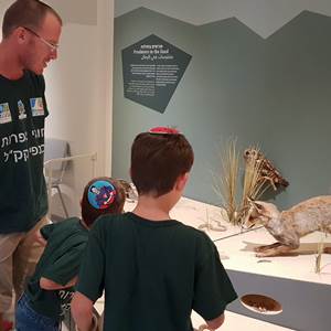 מפגש עם פוחלץ במוזיאון. מכירים מאיפשהו? תצלום באדיבות מיכל הוד אלקלעי ואודיה ביליג