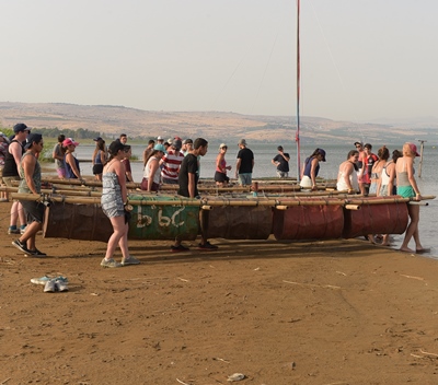 עבדו במרץ: אחת הקבוצות עם הרפסודה בהתהוות. צילום: מיכאל חורי