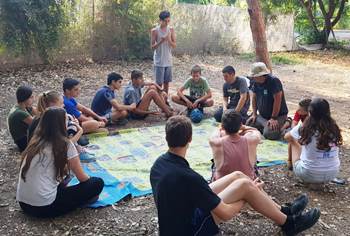 עוסקים בנושאים שהכי מעניינים במעגלי השיח. צילום: אלישבע אמסלם