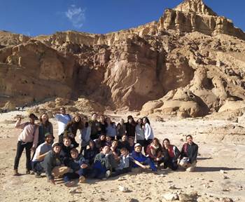 מתקבצים לתמונה על רקע הנוף המרהיב. צילום: קקל