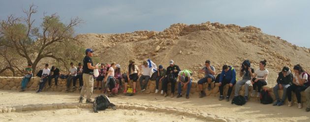 למדו מהי מנהיגות דרך הרגליים. חניכי מעוף מצפה רמון. צילום: רותי ביטון, מנהלת יחידת הנוער, מצפה רמון