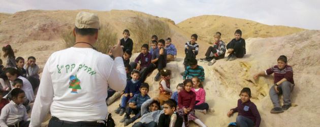 במכתש הגדול. למה החולות בצבעים שונים? צילום: רועי מרסיאנו