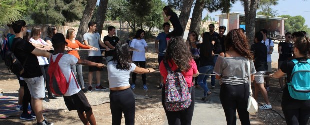 תלמידי יב מהדרום מתגבשים ומכירים באמצעות עבודת צוות. צילום: לינור שאוליאן