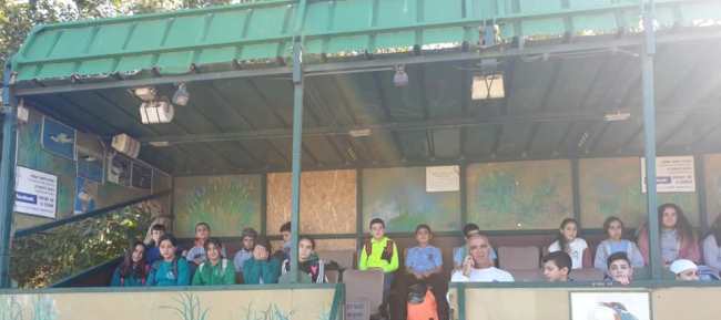 משקיפים על הציפורים. תלמידים בכנס מועצות התלמידים באגמון החולה. צילום: רים דגש, קקל