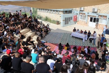 משתתפי הכנס מתכנסים באמפי במרכז השדה. צילום: לינור שאוליאן