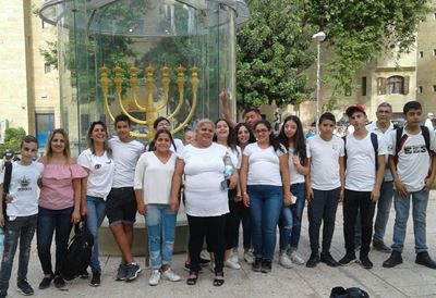 ליד מנורת הזהב. צילום: ארכיון הצילומים של קקל