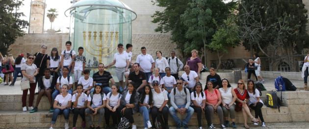 יום מרגש באתרי ירושלים. בני מצווה מלוד חוגגים עם קקל. צילום: ארכיון הצילומים של קקל