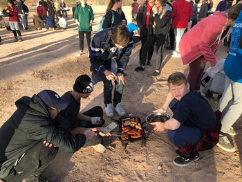 עומלים על הכנת ארוחה טעימה. מי ינצח? צילום: קקל