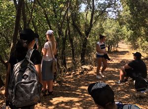 מנוחה בנחל כזיב. צילום: דוד מלכה