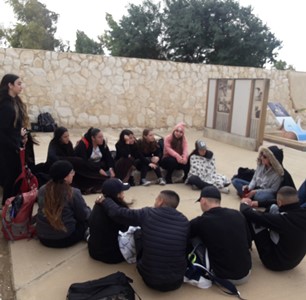 לפני 3 שנים הם לא היו ישנים באוהל עם שקש. הקבוצה משדרות. צילום: שני אליאב