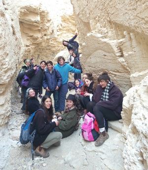 קבוצת תקוע מטיילת בנחל חווארים. בסימן היכרות ראשונית עם הנגב. צילום: קקל