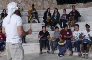 מתופפים בסגנון בדואי. צילום: רועי מרסיאנו