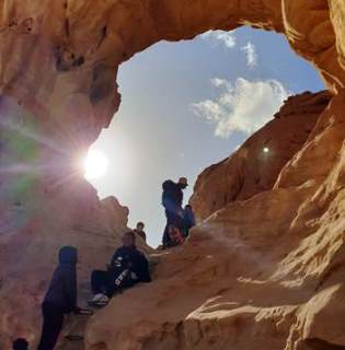 צועדים בנוף המדברי המאתגר. צילום: קקל