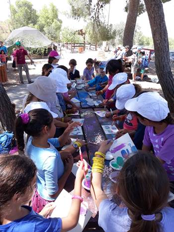 פעילות מהנה בפינת יצירה מוצלת ונעימה. צילום: לינור שאוליאן