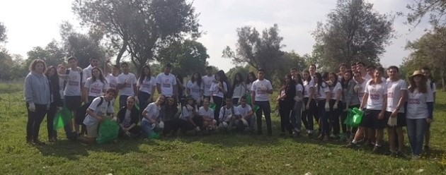 עכשיו נקי כאן. יום המעשים הטובים ביער ציפורי: התלמידים והשטח הנקי. צילום: קקל