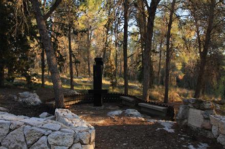 אנדרטה ביער המגינים שיצר אחיקם אשד. צילום: יעקב שקולניק, ארכיון הצילומים של קקל