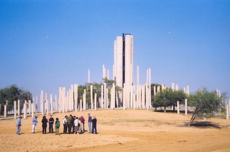 אנדרטת אוגדת הפלדה בפתחת שלום. צילום: ארכיון קקל