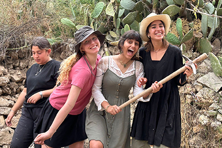 בנות השירות ביום בניית טרסות בסטף