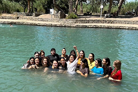 הבנות בעמק המעיינות