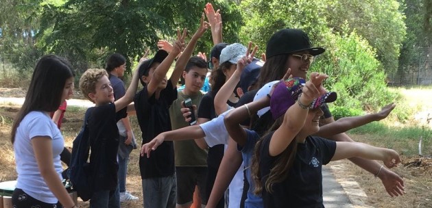 כמה ילדים צריך בשביל להרכיב עץ אחד? תלמידי אלון יזרעאל ביער אילנות. צילום: אלישבע אמסלם