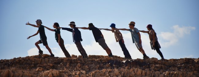 ככל שמעמיסים יותר, כך הקבוצה מתחזקת. חניכי חוגי הסיירות במסע חנוכה. צילום : דרור בודוך