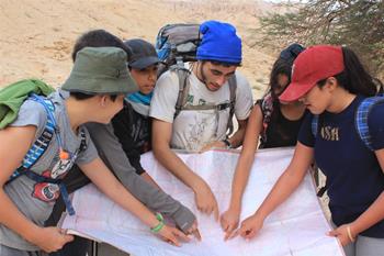 מנווטים ביחד בשטח באמצעות מפה ומתנסים במיומנויות חשובות. צילום: קקל