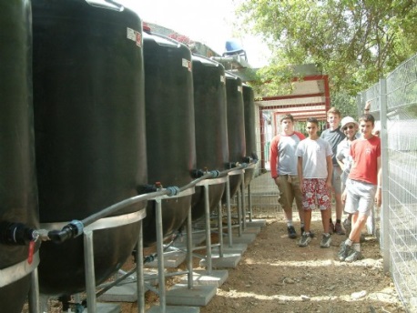 חוות המכלים בתיכון באר טוביה. צילום: אתר איסוף מי גשם