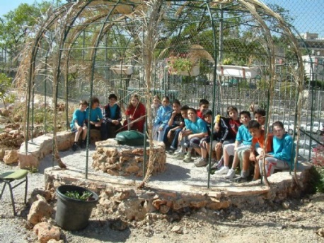 תלמידי ביס אלישר בירושלים בפעילות חינוכית. צילום: אתר איסוף מי גשם
