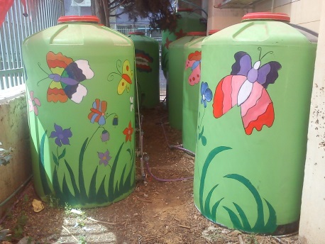 מכלי מים מאוירים לאגירת מי גשם בביס יפה נוף בירושלים